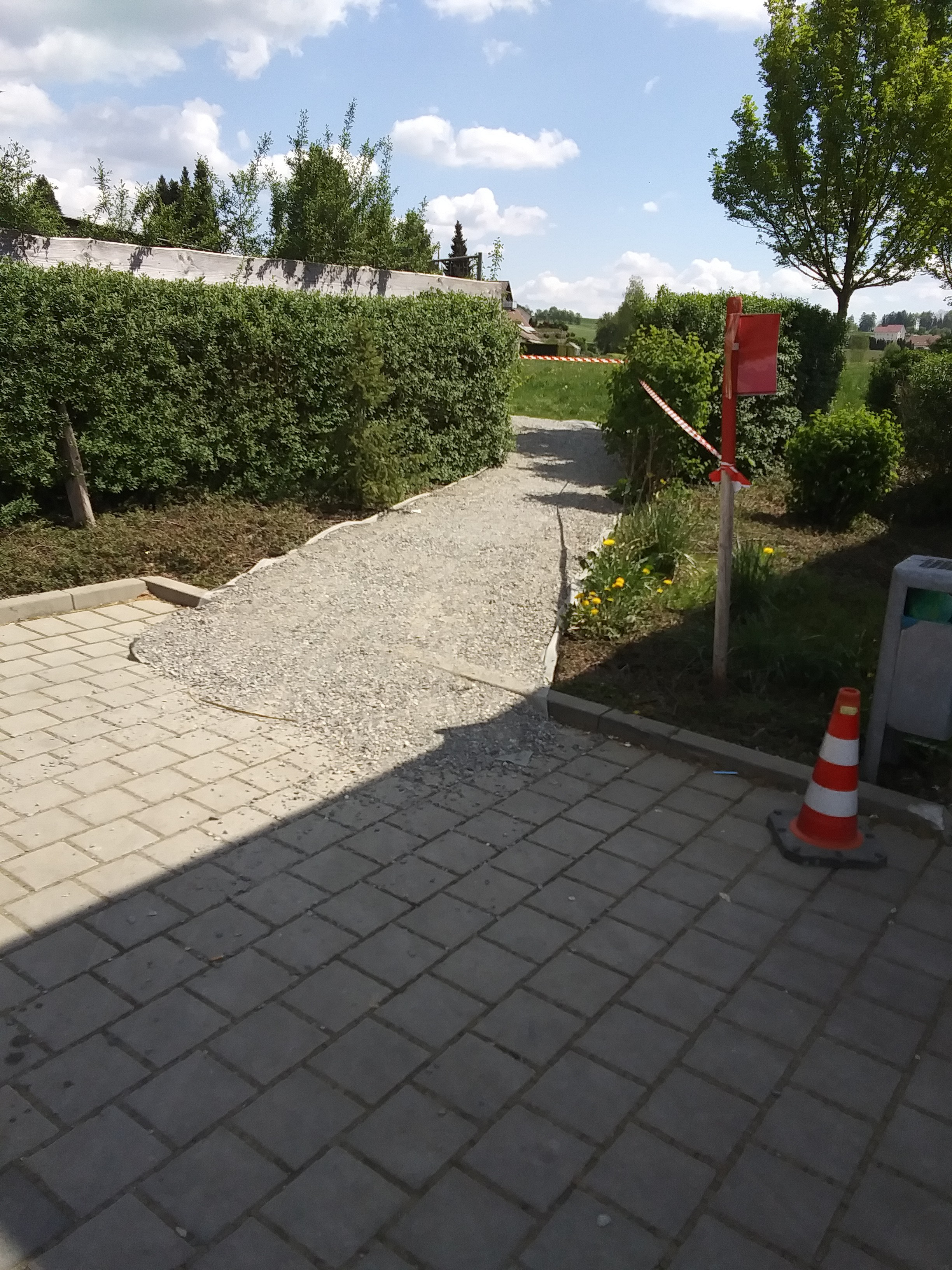  Der Gehweg der Roßberger Straße muss wegen der Bauarbeiten verlegt werden und beginnt nun am Edeka-Klick vergrößert Foto 