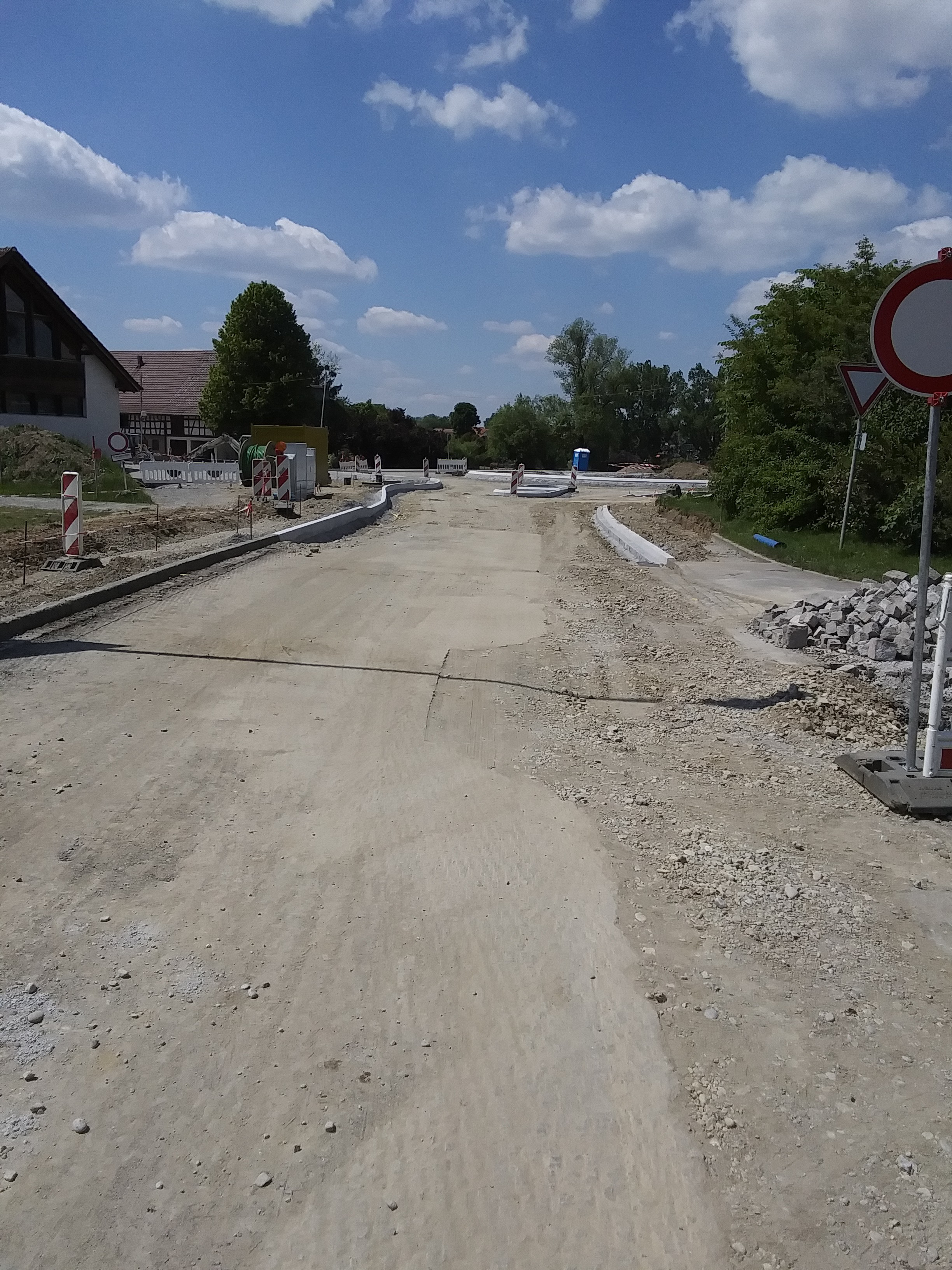  Die Leitungsverlegearbeiten in der Wolfegger Straße sind abgeschlossen-Klick vergrößert Foto 