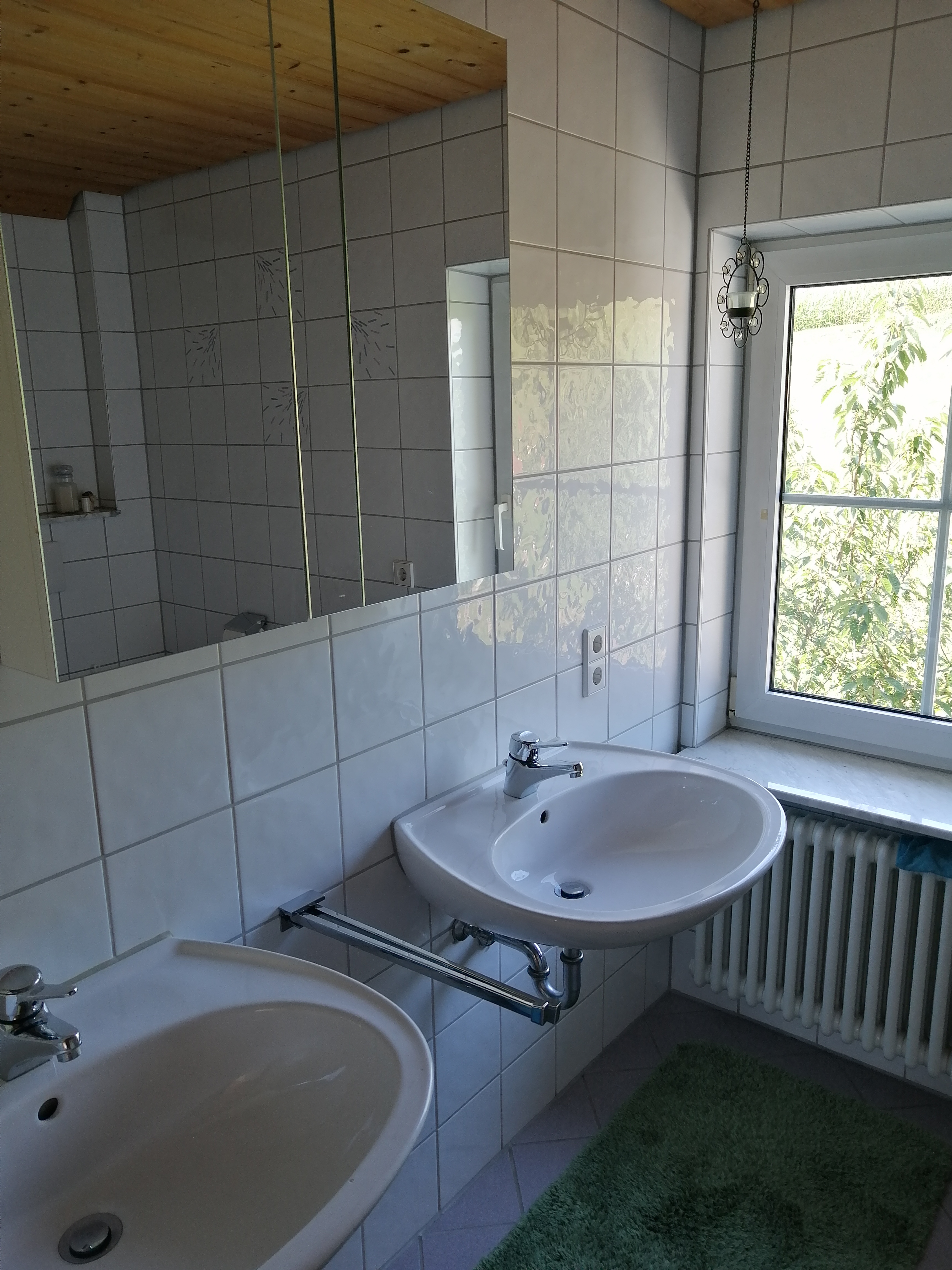  Badezimmer mit zwei Waschbecken-Bild wird mit Klick vergrößert 