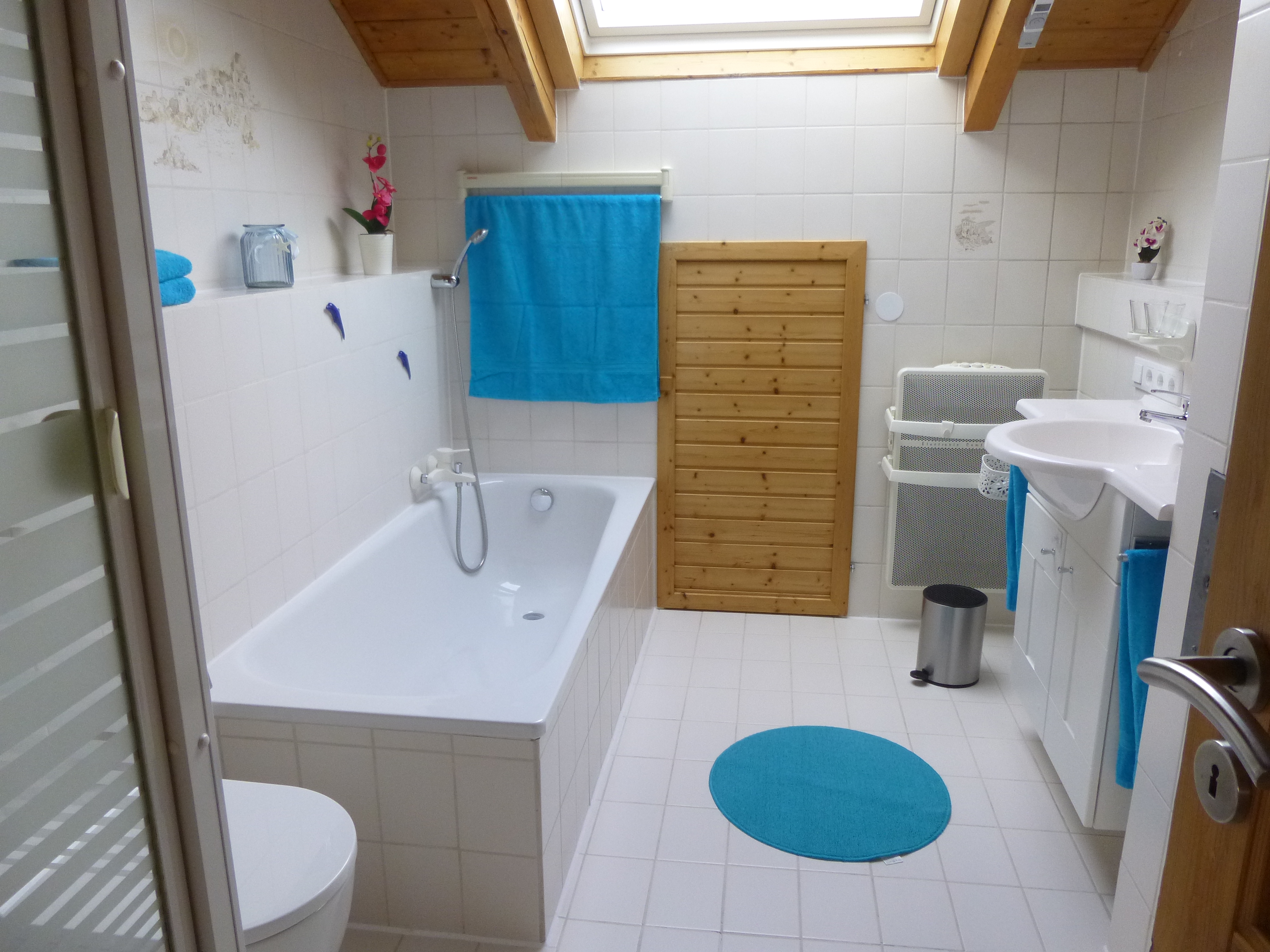  Ansicht Badezimmer mit Dusche, Badewanne und Waschmaschine-Bild wird mit Klick vergrößert 