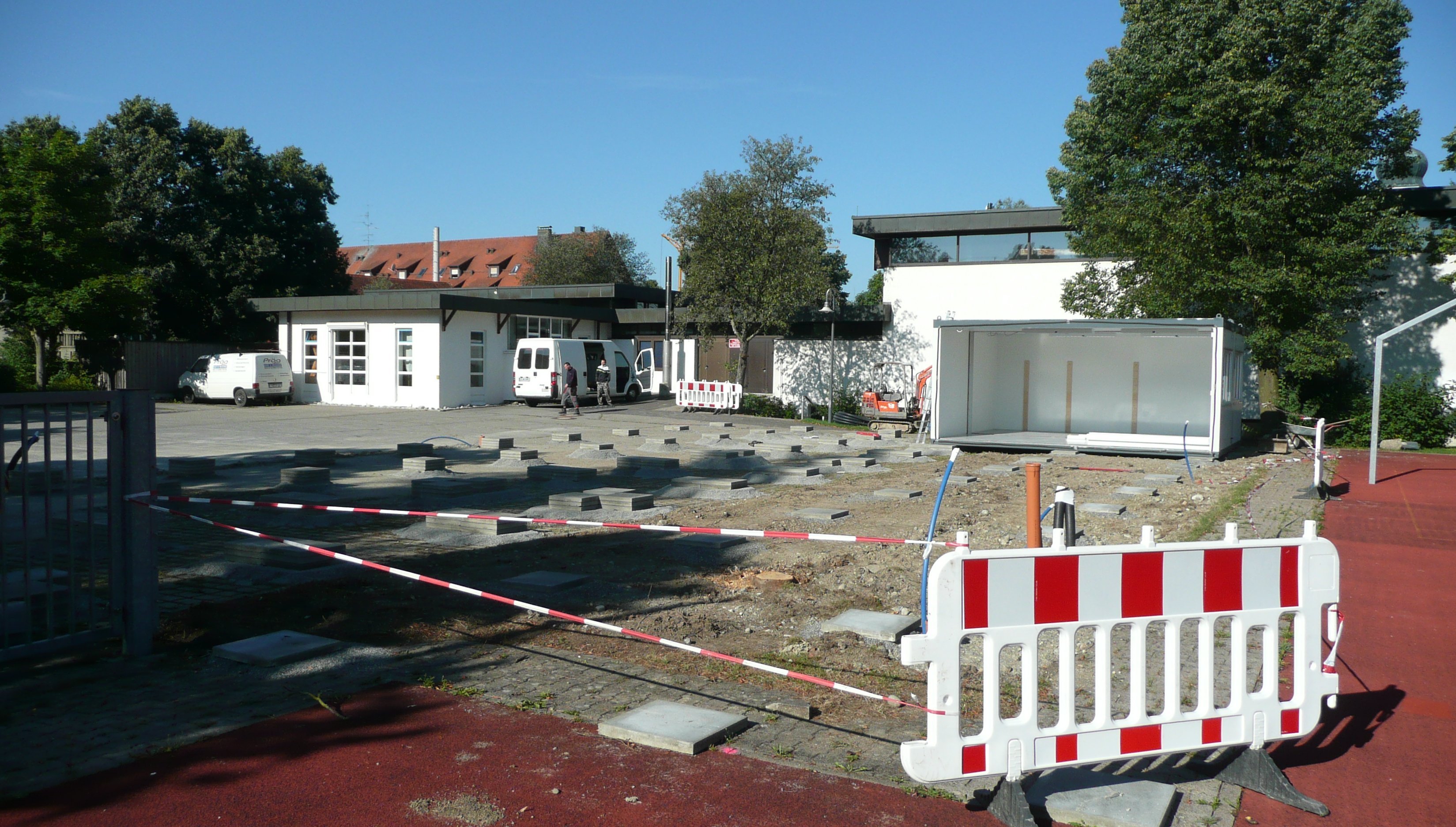  Vorbereitungen für den Aufbau der Schulcontainer in der Schmidstraße 
