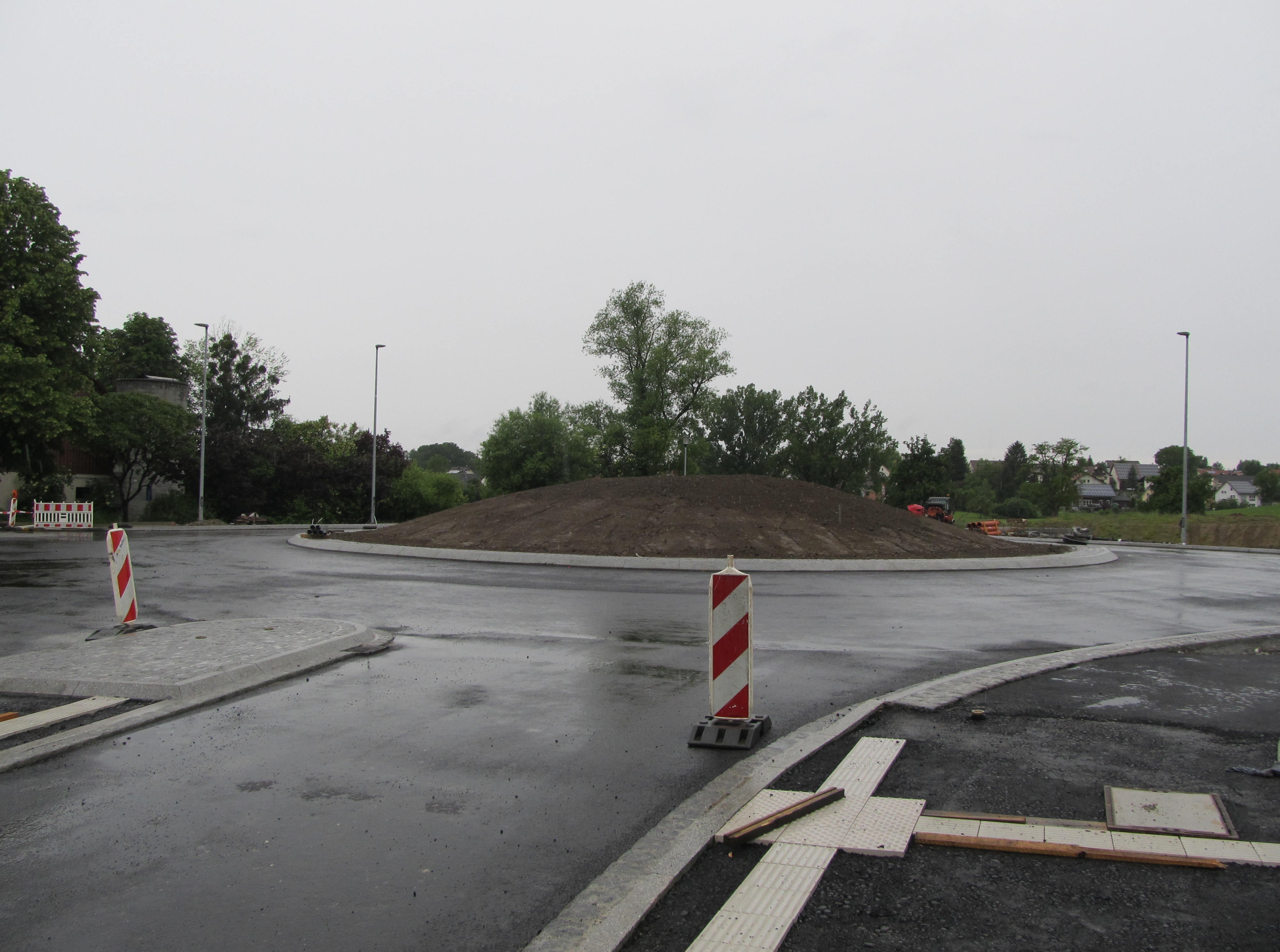  Einfahrt aus der Wolfegger Straße in den Kreisverkehr-Klick vergrößert Foto 
