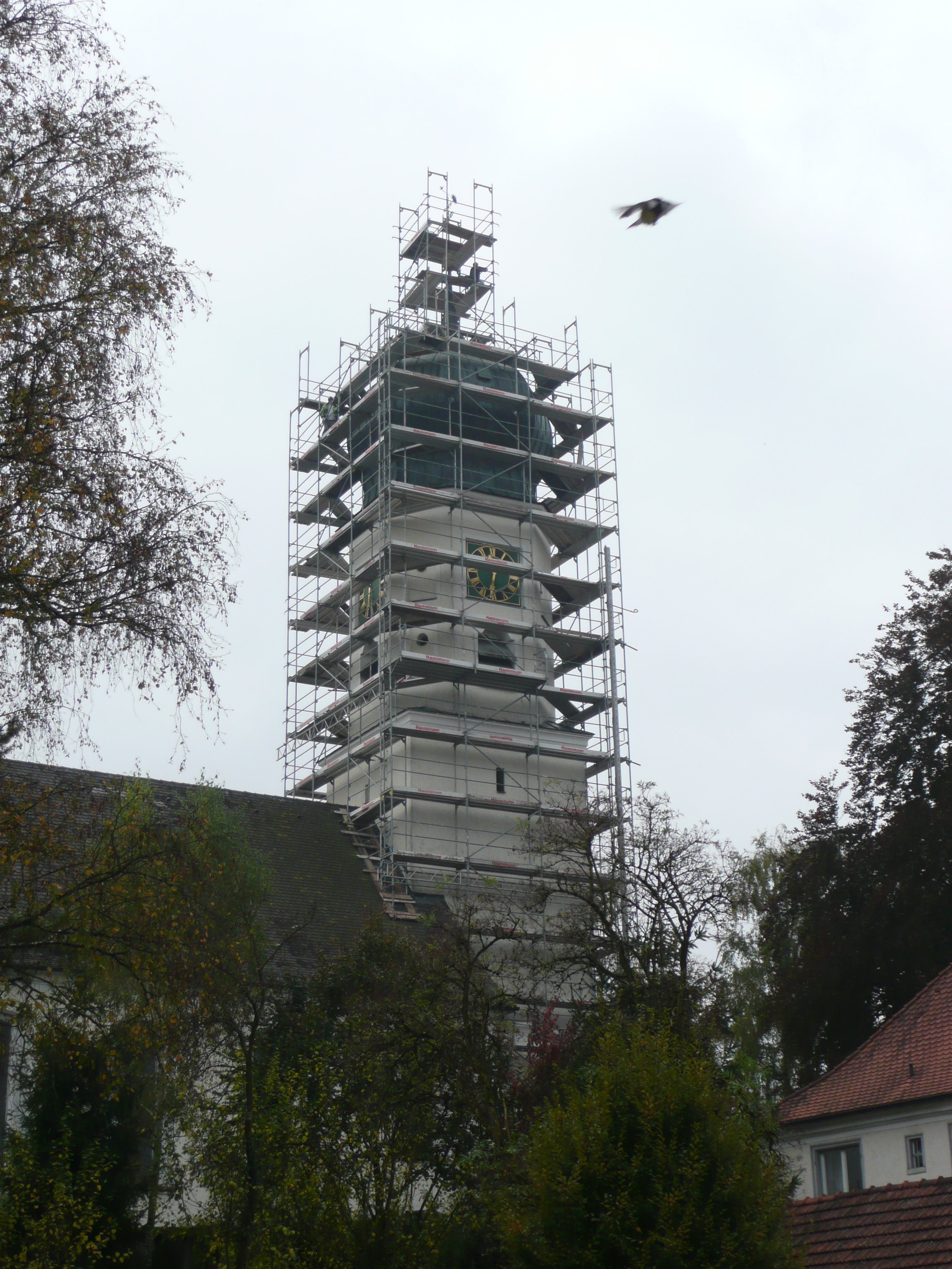  Eingerüsteter Kirchturm 