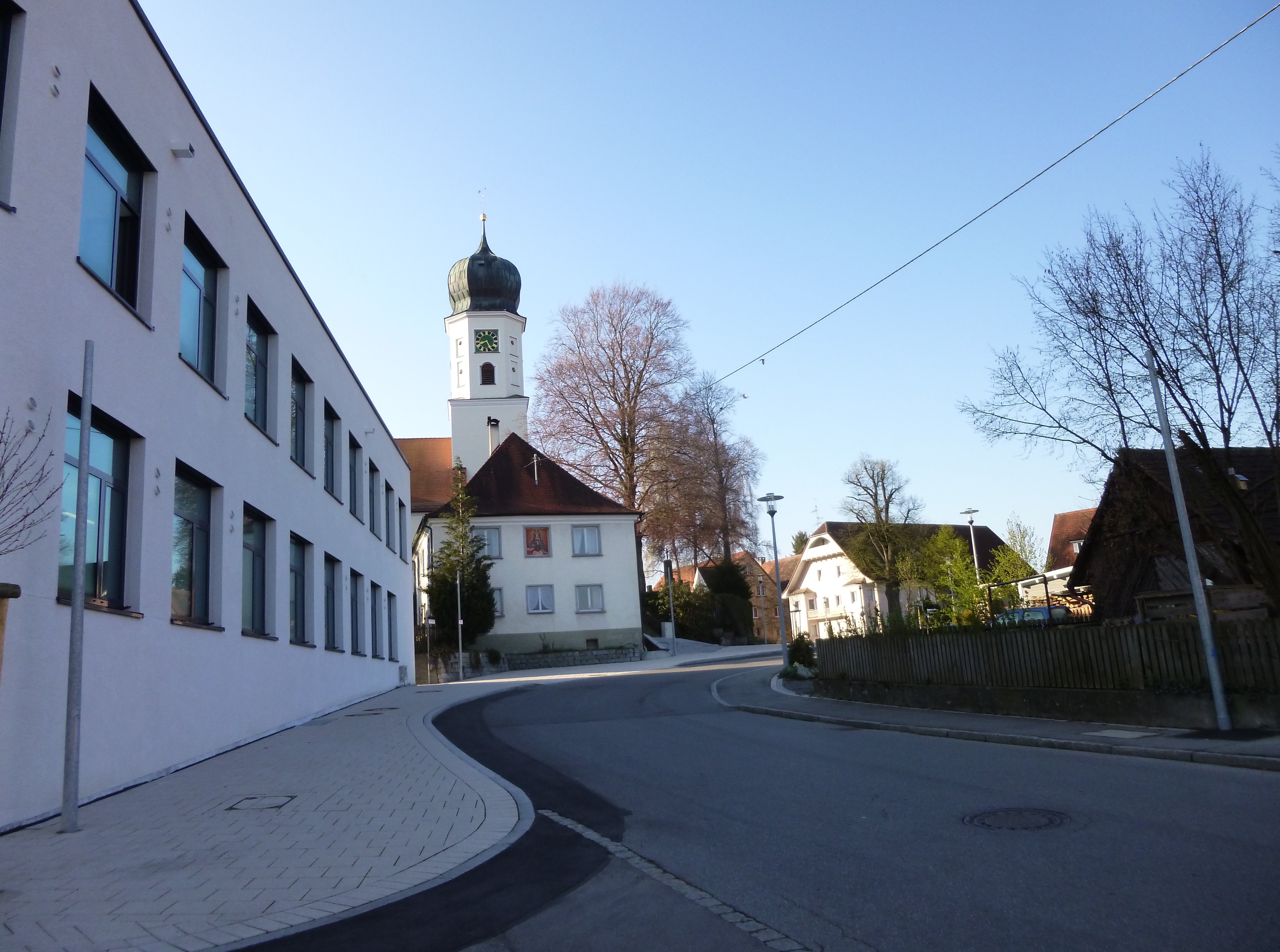  Blick auf Kirche, ehemaliges Schwesternhaus und Schulneubau 