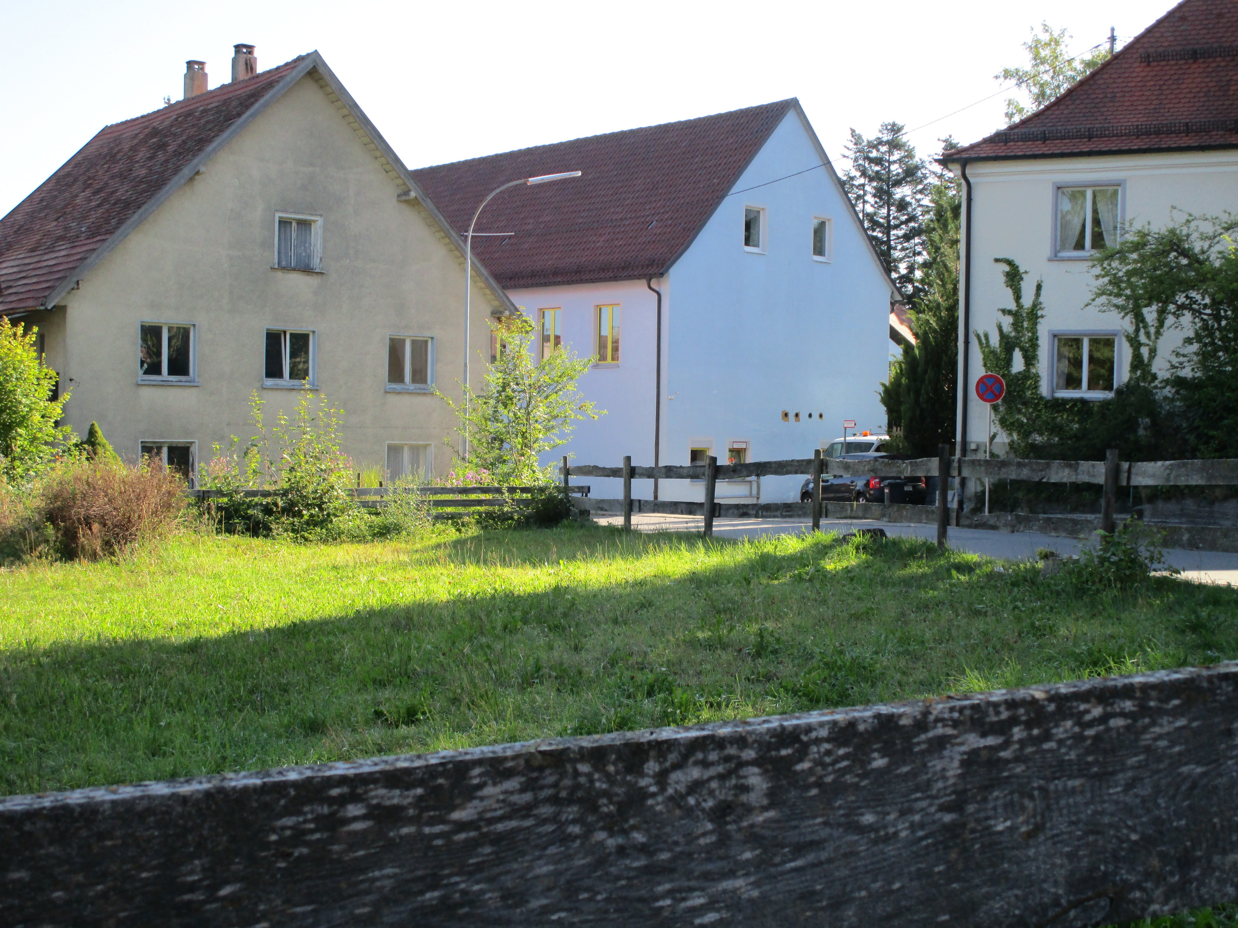  Rößleplatz mit Haus Nr. 3 und blauem Schulgebäude 