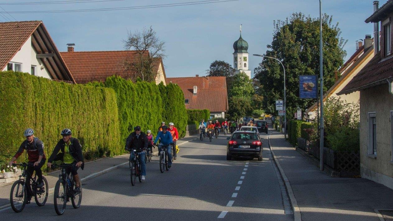  Die Teilnehmer der Raddemo auf der Ravensburger Straße - das Bild wird mit Klick vergrößert 