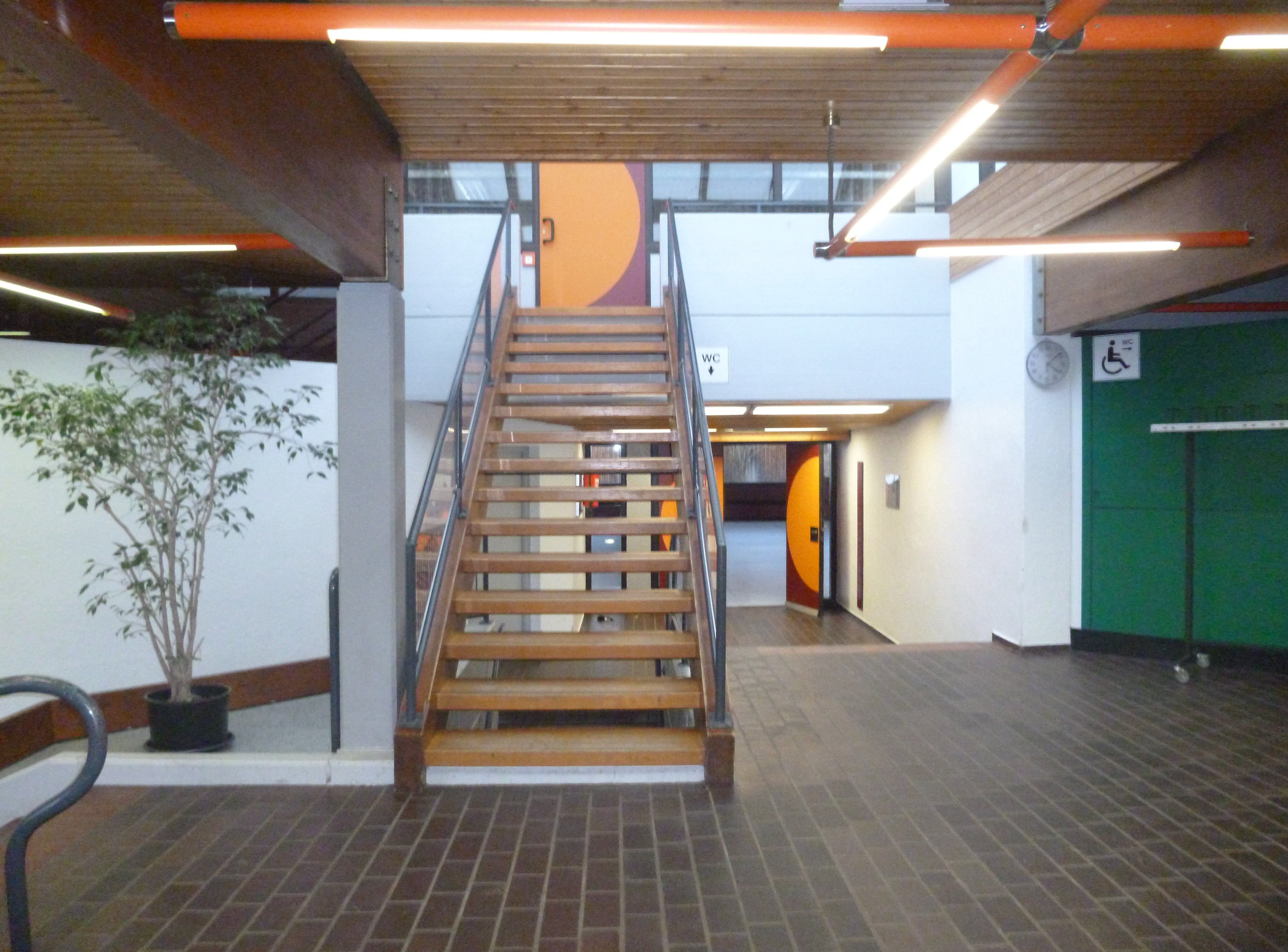  Foyer mit Aufgang zur Gallerie 