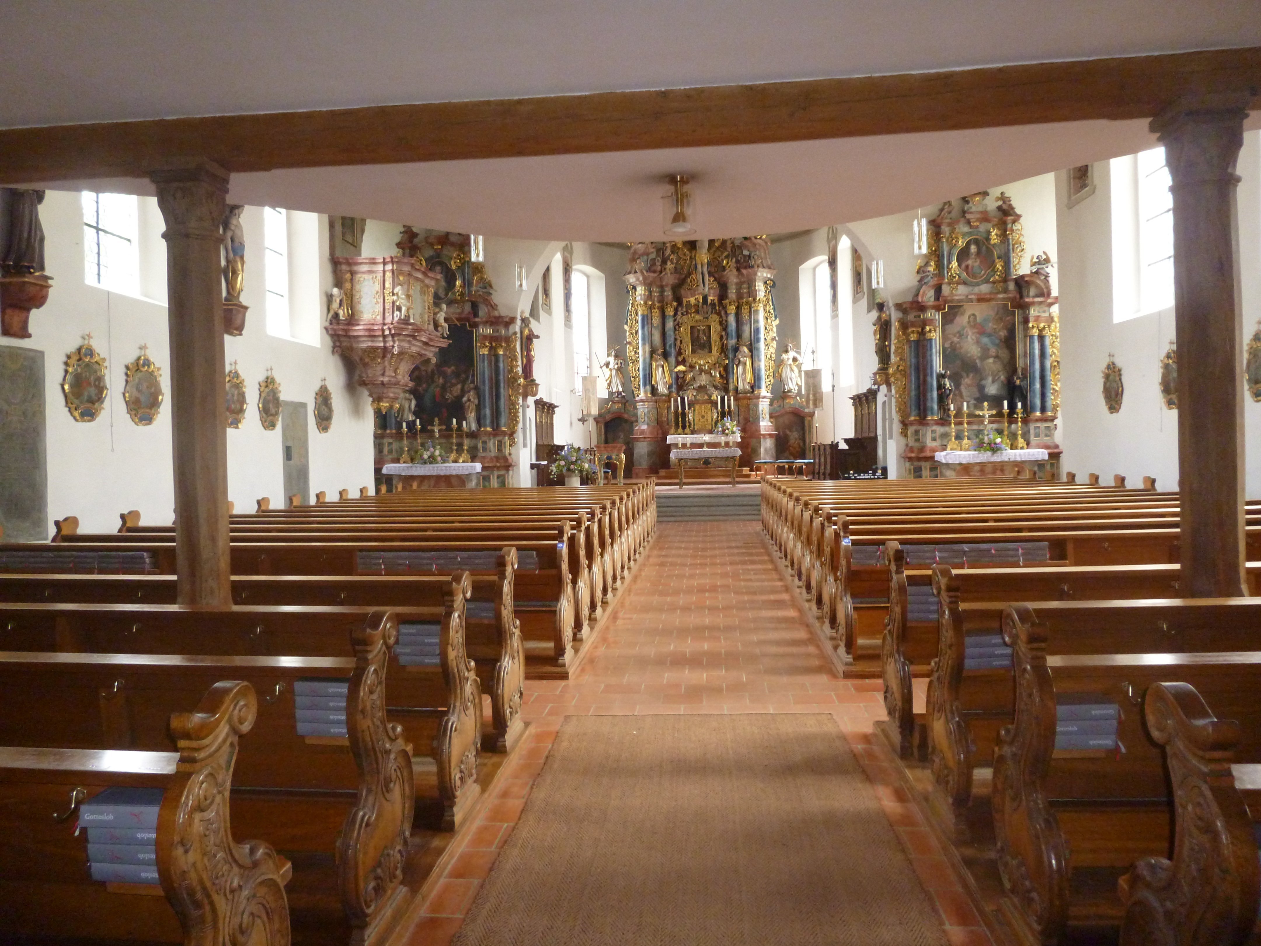  Blick vom Eingangsportal in Richtung Altar 