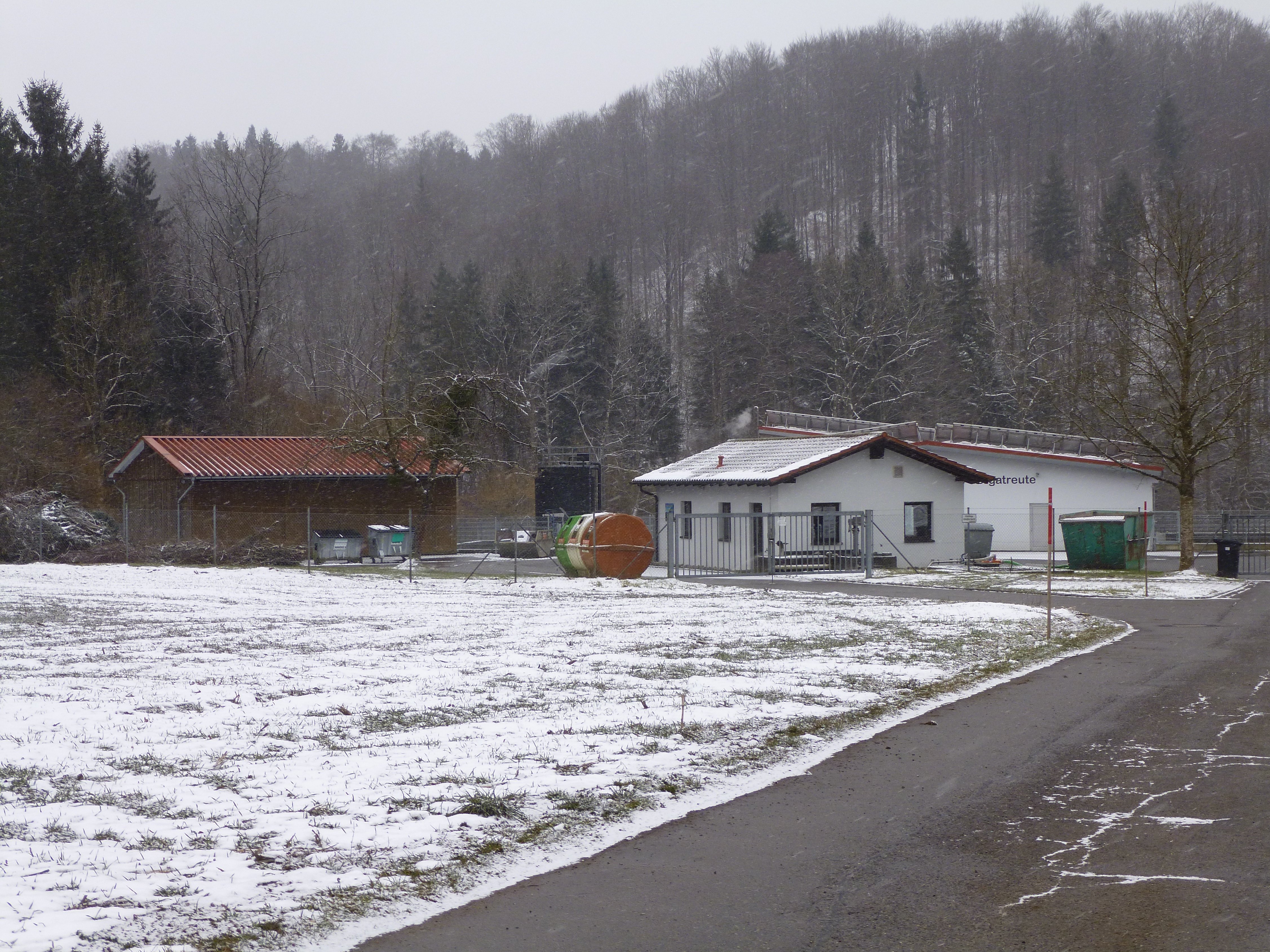  Winterliche Kläranlage mit Grüngutsammelplatz und Altglascontainer 