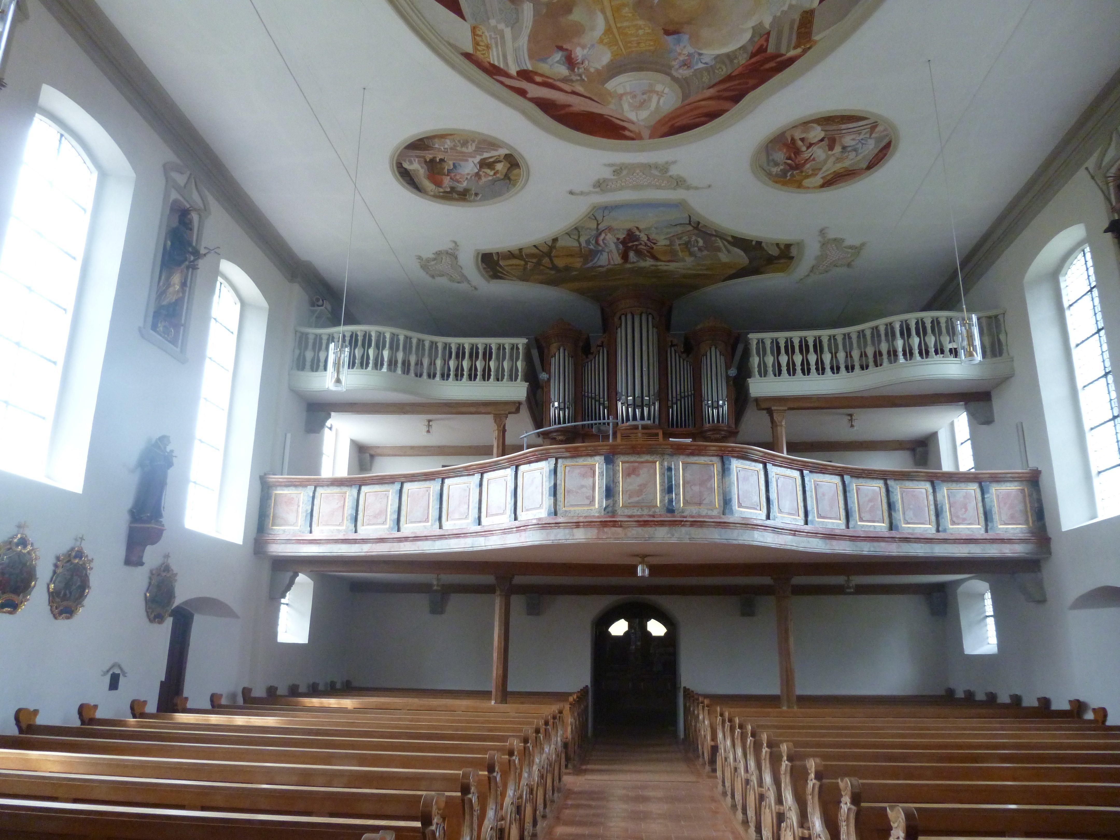  Kirchenschiff mit den zwei Emporen und Orgel 
