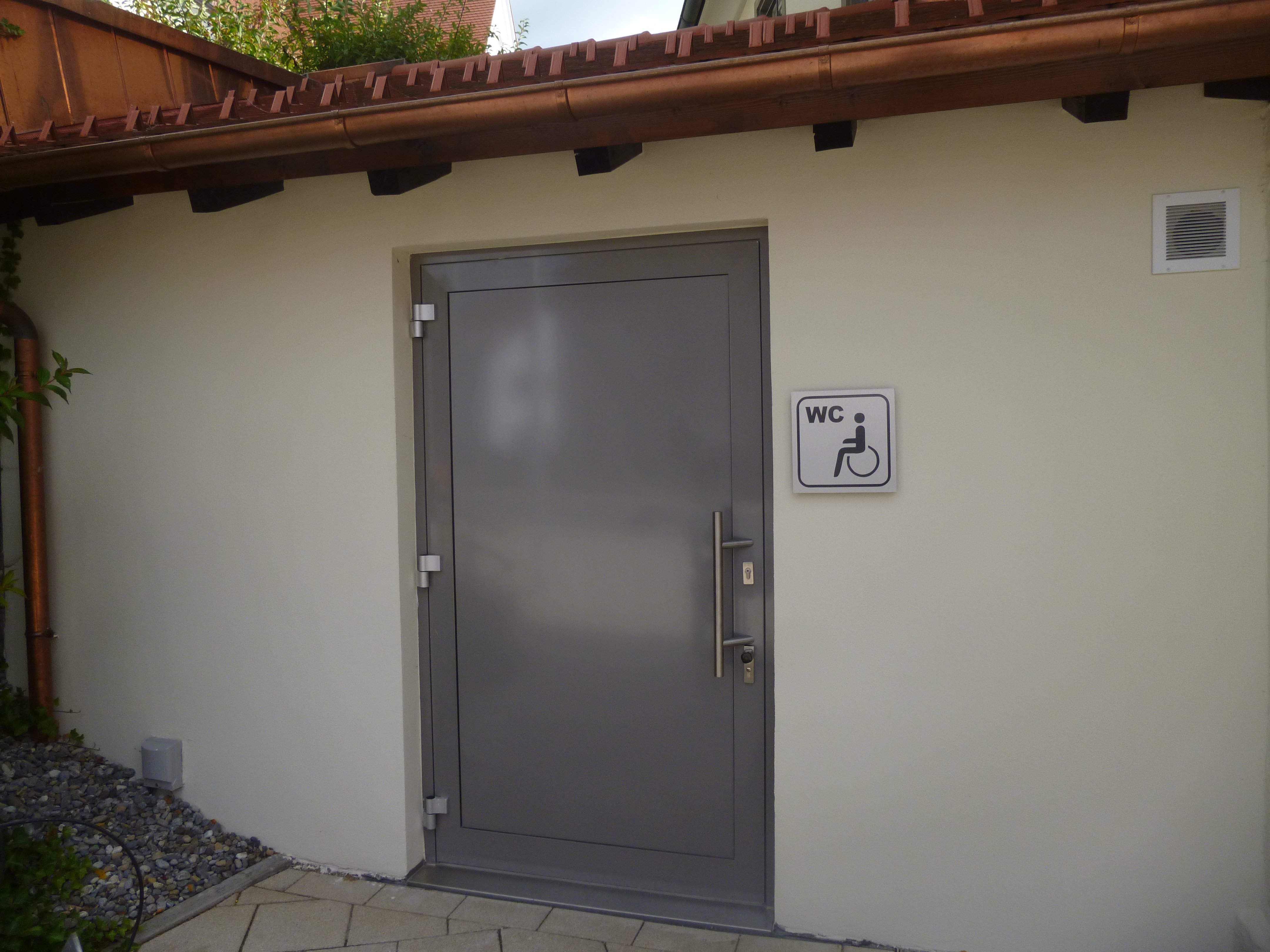  Eingang öffentliche Toilette am Rathaus Bergatreute - das Bild wird mit Klick vergrößert 