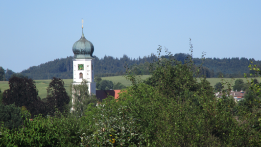  Ausblick vom Bierkeller Richtung Ortsmitte mit Wallfahrtskirche 