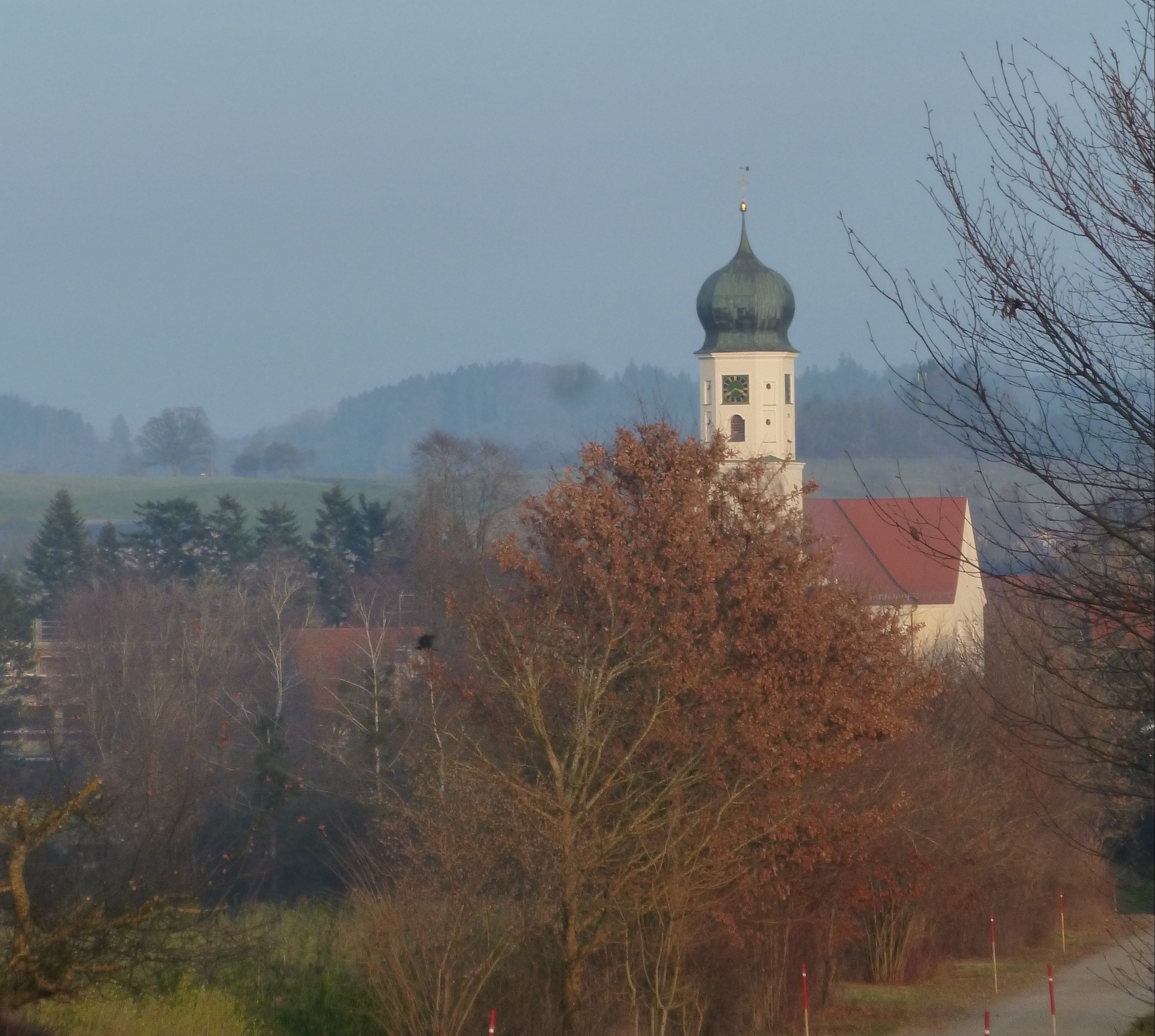  Markanter Zwiebelturm in herbstlicher Landschaft 