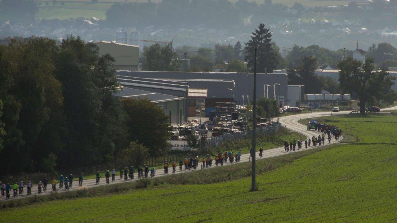  Die Raddemoteilnehmer kurz vor Baienfurt - das Bild wird mit Klick vergrößert 
