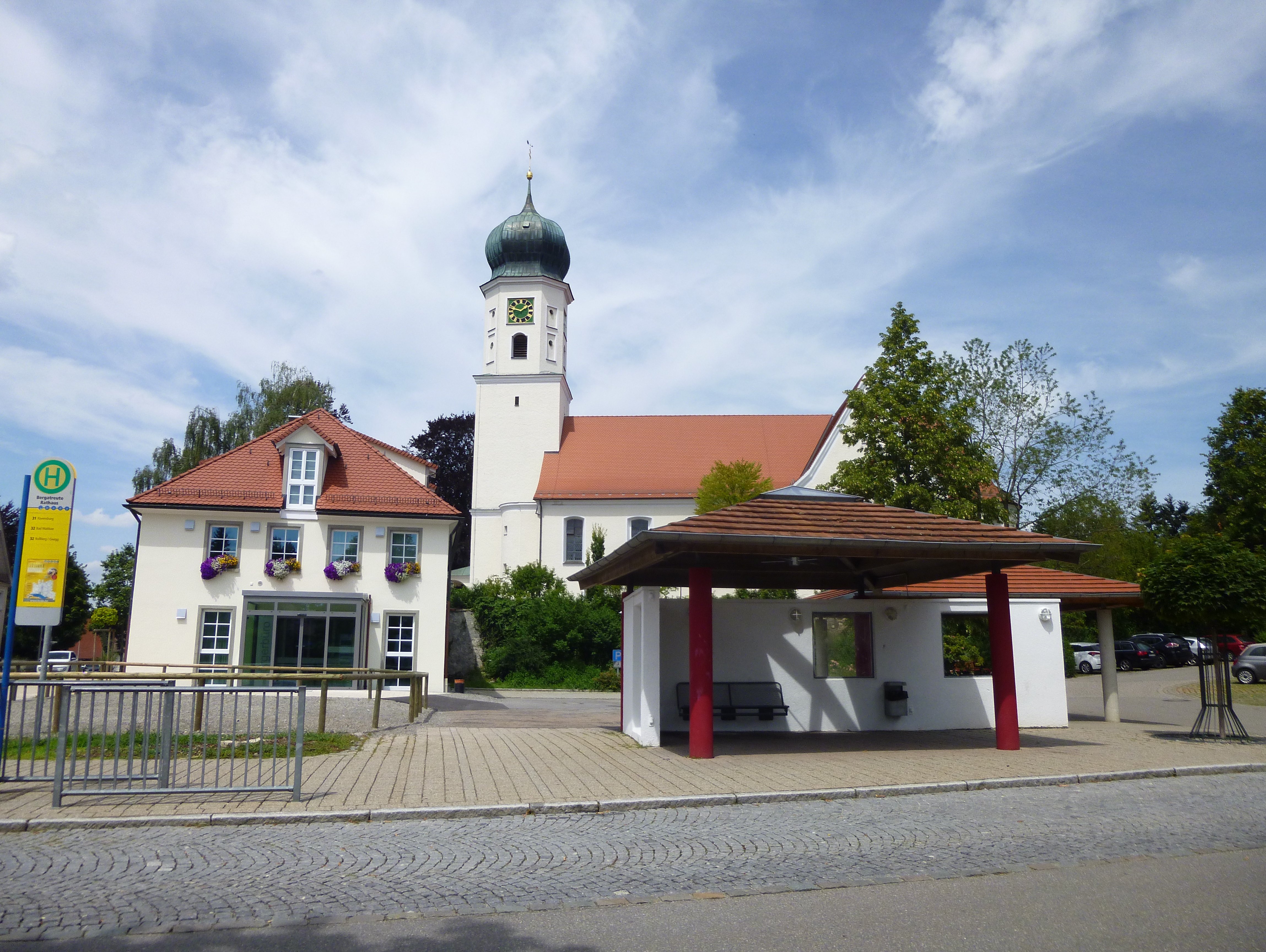  Rathaus mit Wallfahrtskirche und Bushaltestelle Ortsmitte - das Bild wird mit Klick vergrößert 