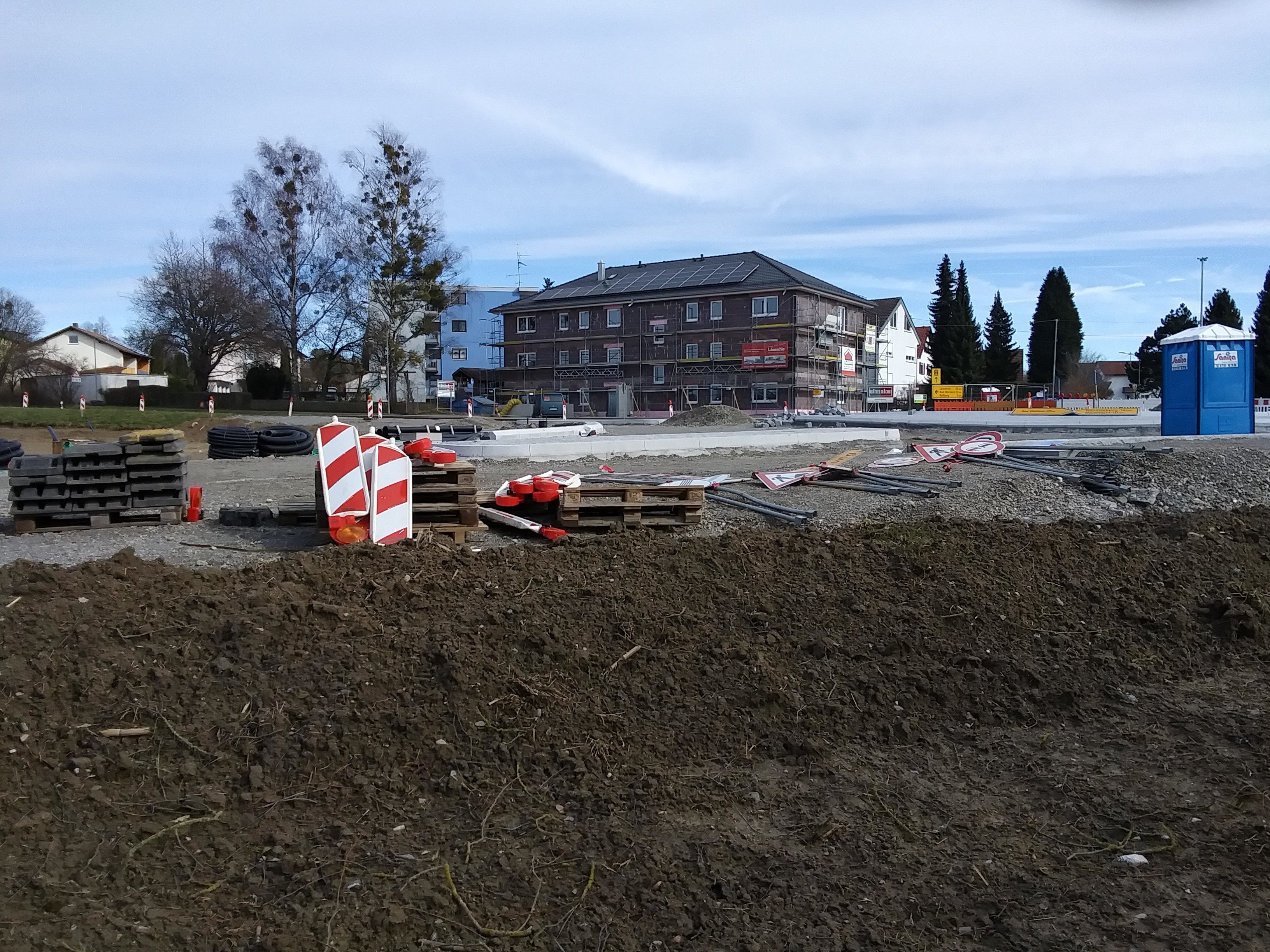  Künftige Einfahrt zum Baugebiet Lohbühl mit Mehrfamilienhaus im Hintergrund-Klick vergrößert Foto 