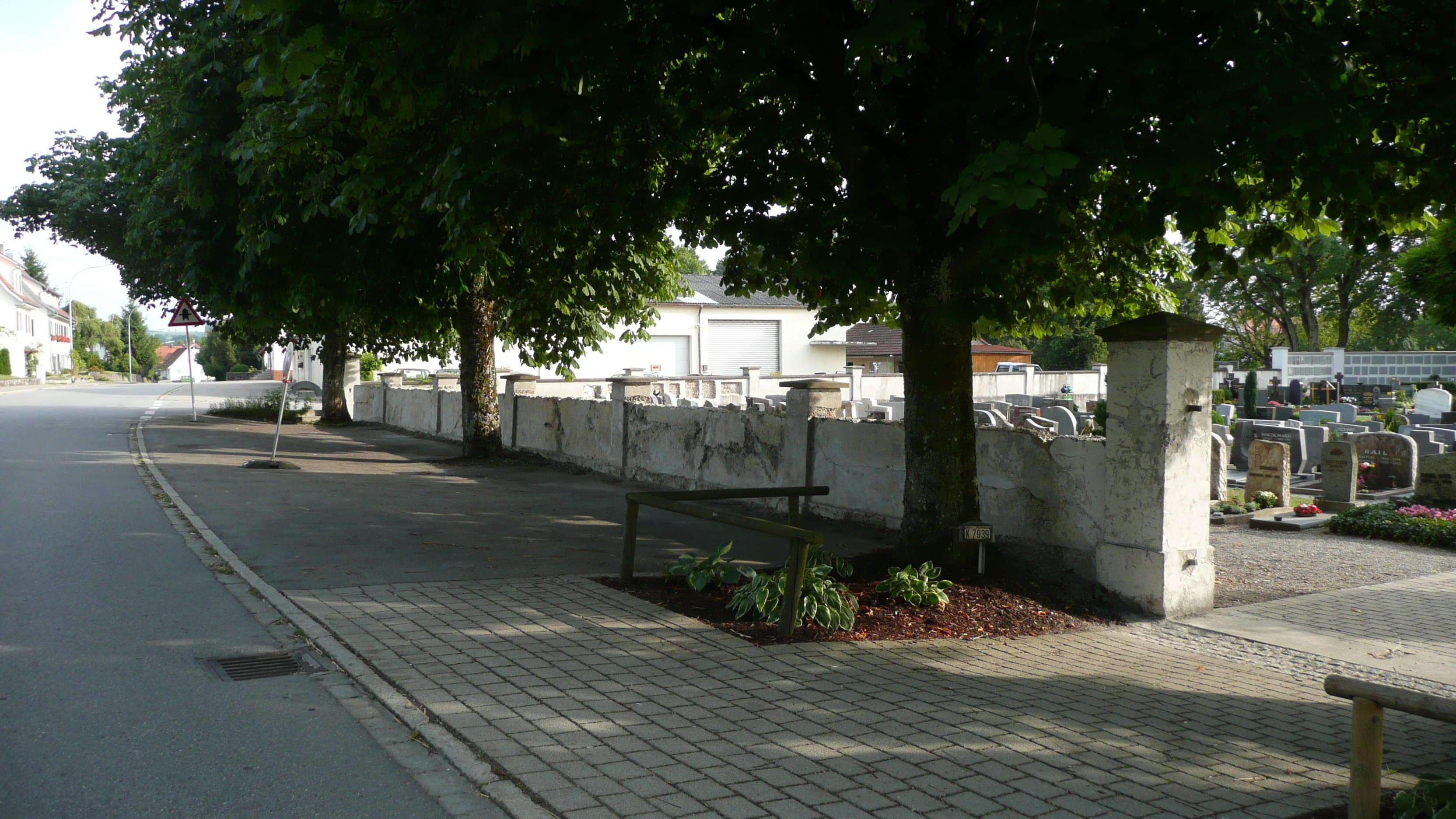  Friedhofsparkplatz mit Eingangsbereich 