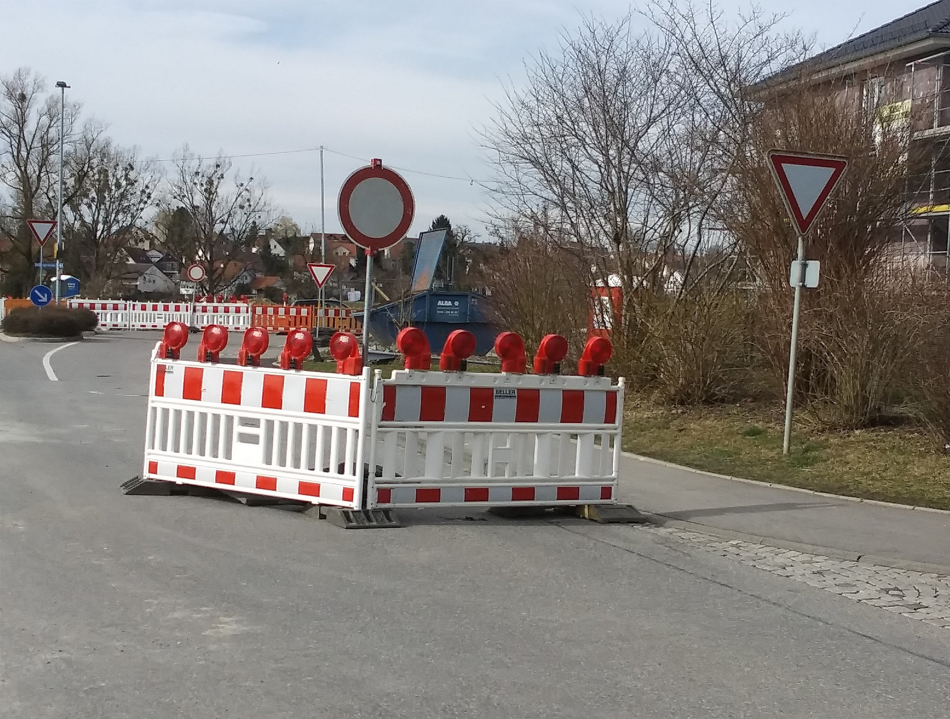  Mit Wiederaufnahme der Bauarbeiten im März bleibt die Kreuzung Wolfegger Straße/Roßberger Straße gesperrt-Klick vergrößert Foto 