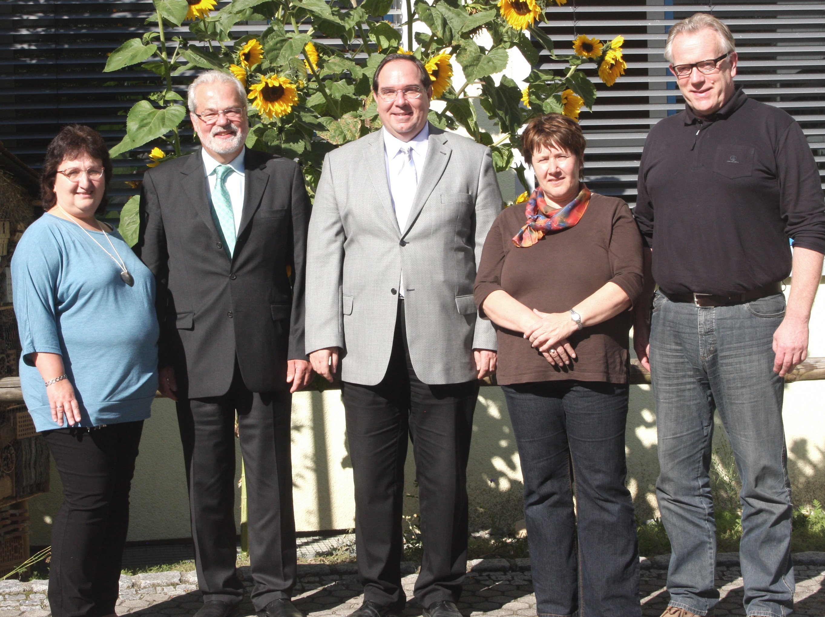  Foto v. links: Jugendbeauftragte Yvonne Giwitsch, Landtagsabgeordneter Norbert Zeller (SPD), Bürgermeister Schäfer, Konrektorin Mahler und Rektor Dorner 
