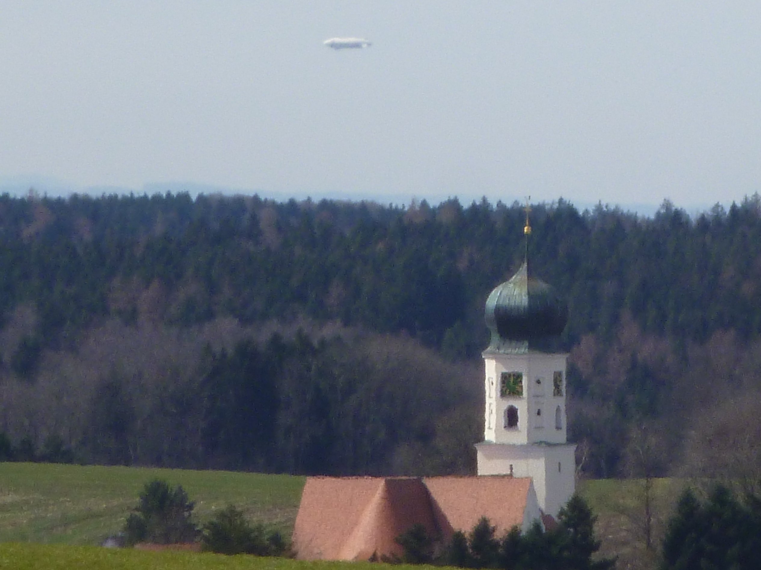  Wallfahrtskirche mit Zeppeling (rechts) 