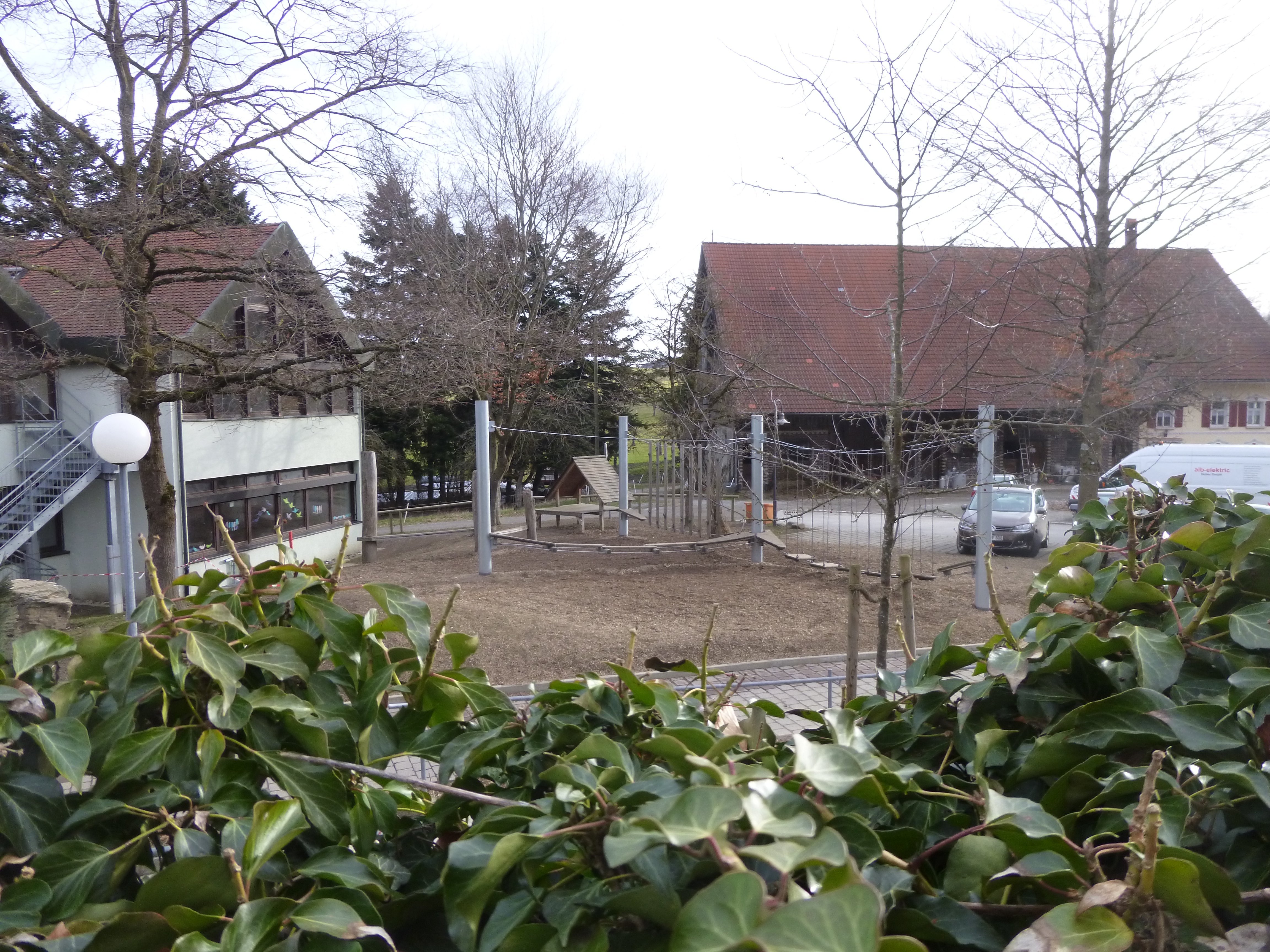  Sicht vom Kirchhof auf den Schulspielplatz 