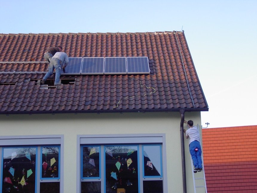  Montage der Fotovoltaikanlage am gelben Haus 
