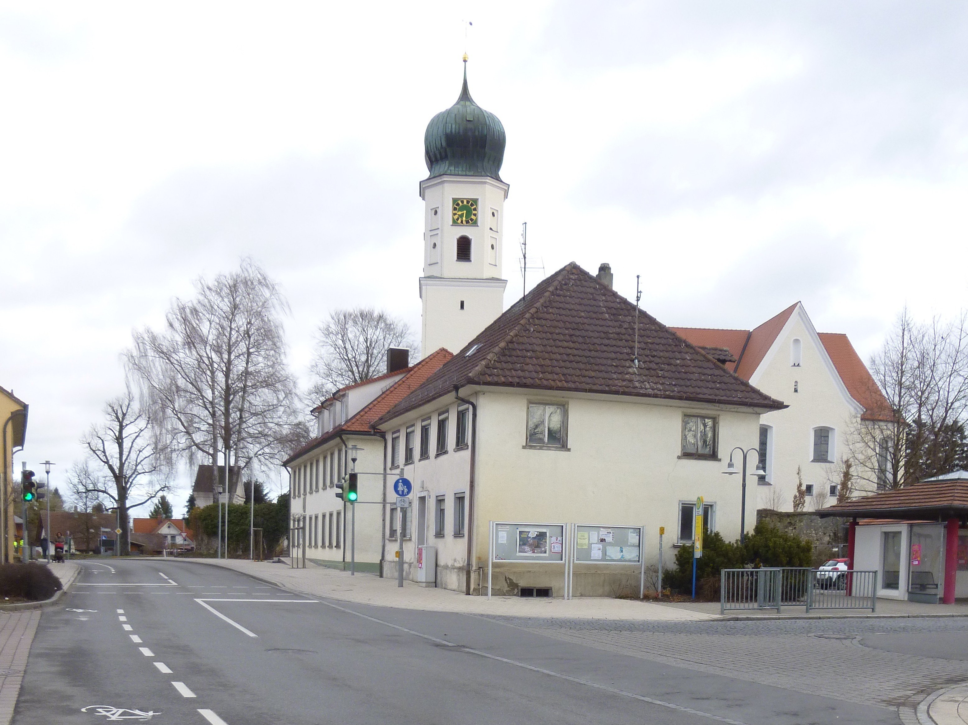  Ravensburger Straße 18 und 20 mit Kirche im Hintergrund 